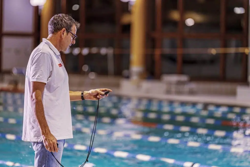 Cheftrainer Roland Böller am Beckenrand