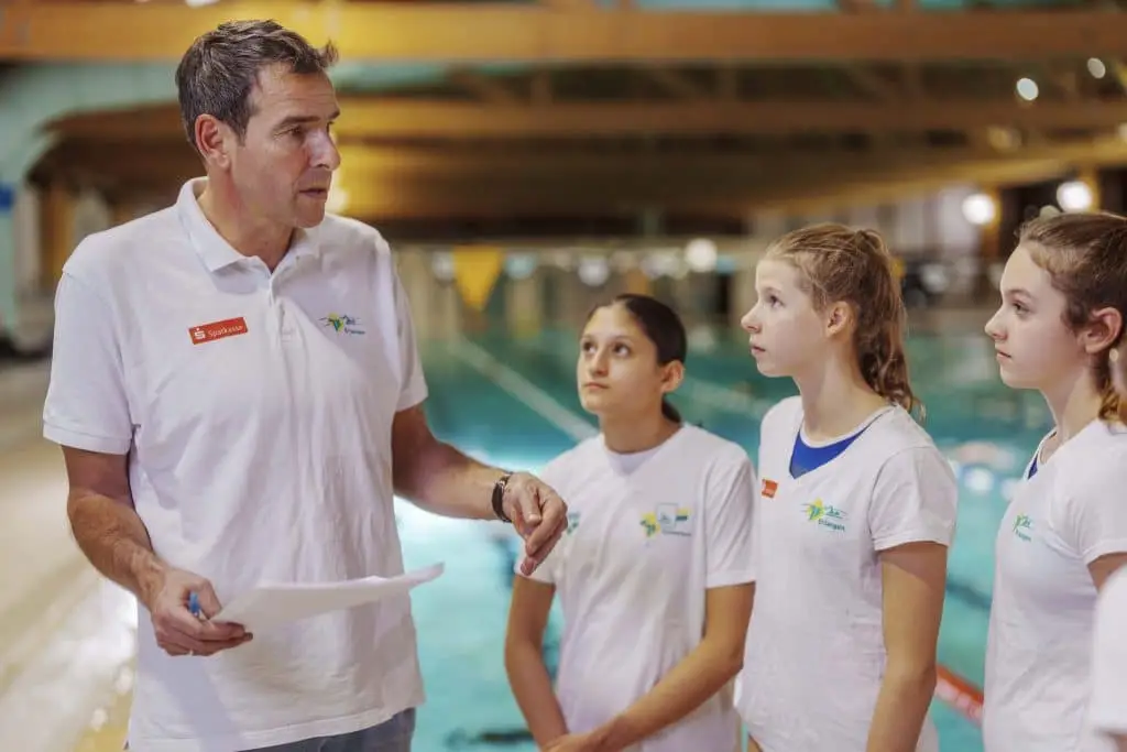 Cheftrainer Roland Böller am Beckenrand